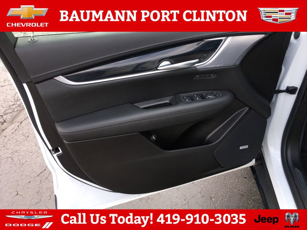 Used 2025 Cadillac XT5 Premium Luxury AWD/4WD image 2