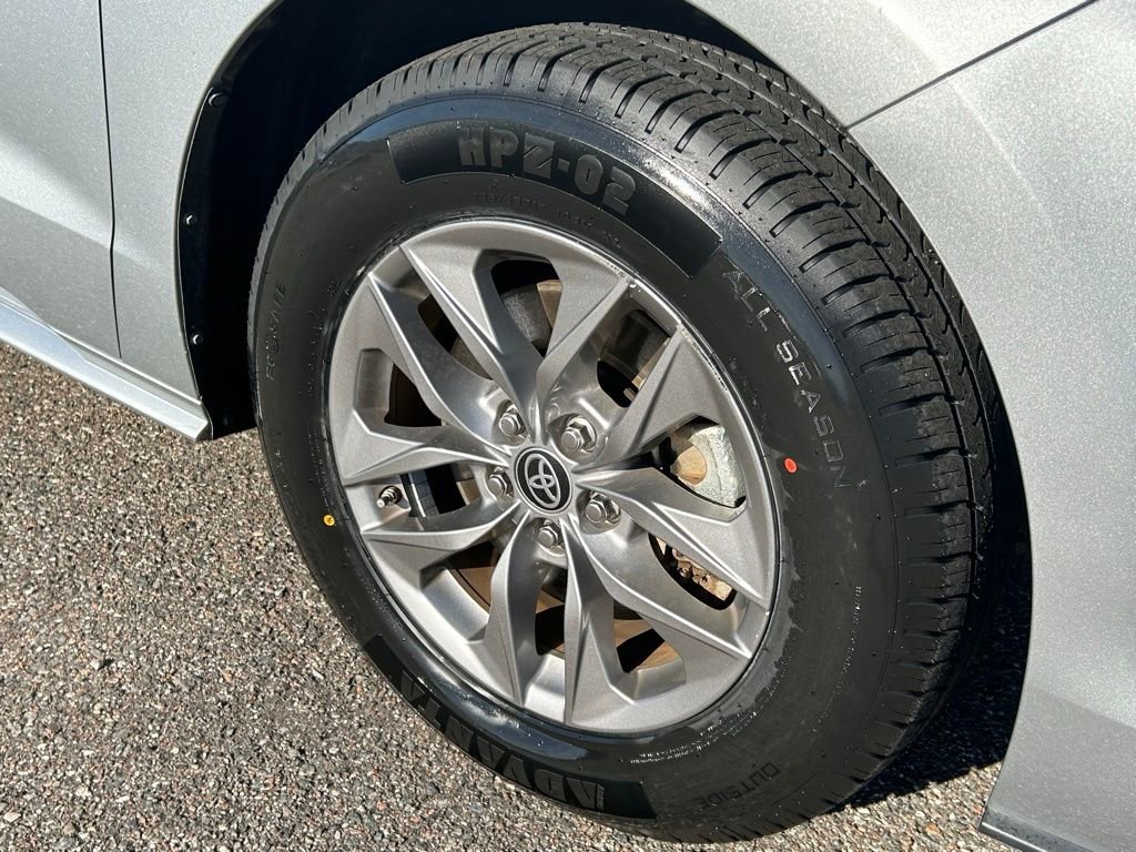 Used 2024 Toyota Sienna XLE image 33