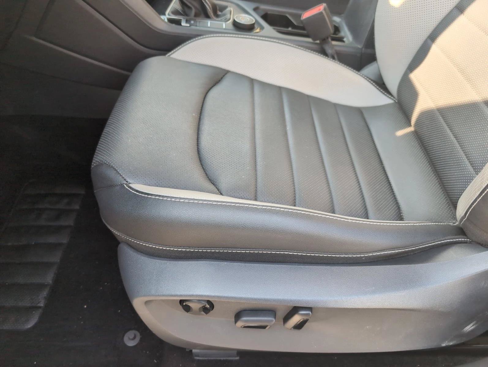 Used 2022 Volkswagen Taos SEL AWD/4WD image 11
