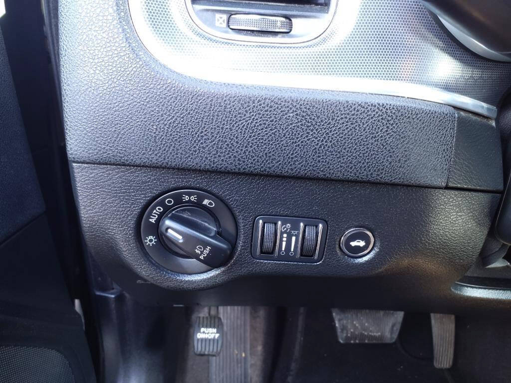 Used 2016 Dodge Charger SXT RWD image 14