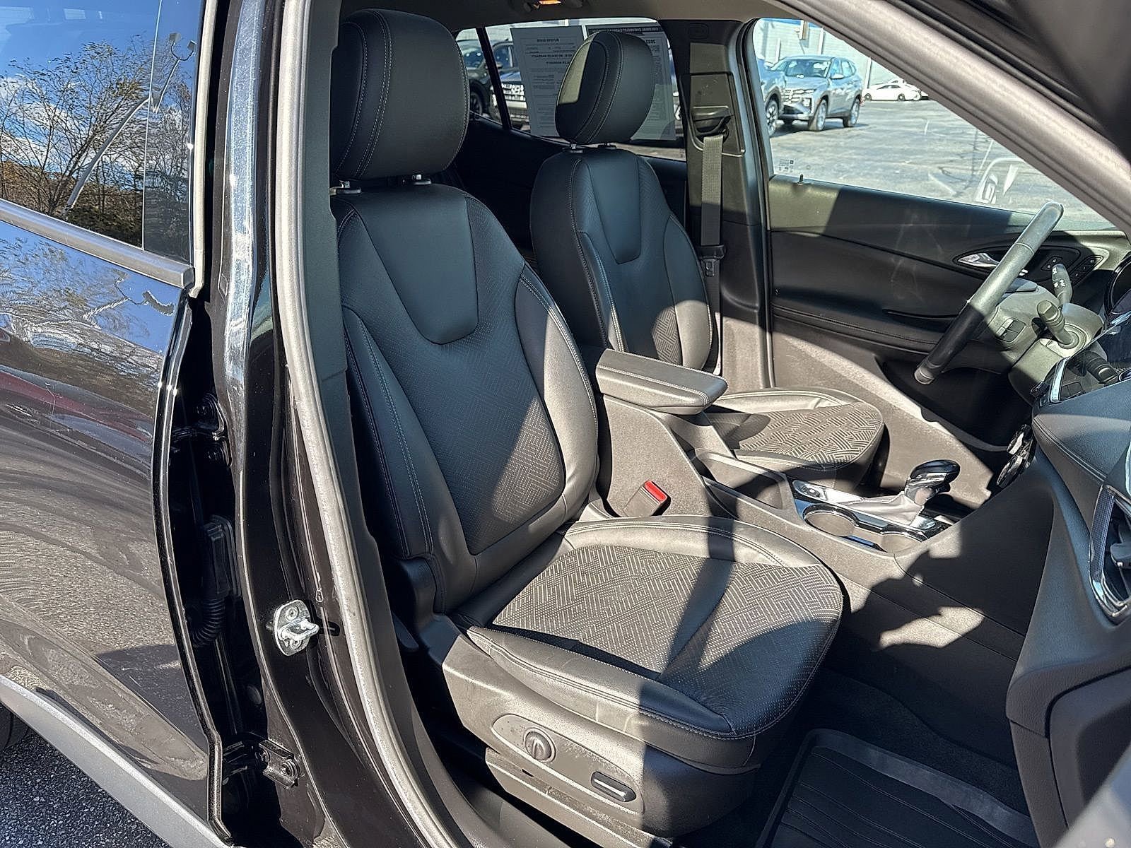 Used 2022 Buick Encore GX Essence w/ Experience Buick Package AWD/4WD image 32
