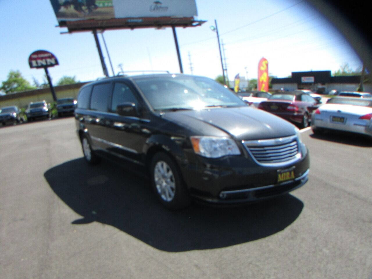 Used 2015 Chrysler Town & Country Touring image 4