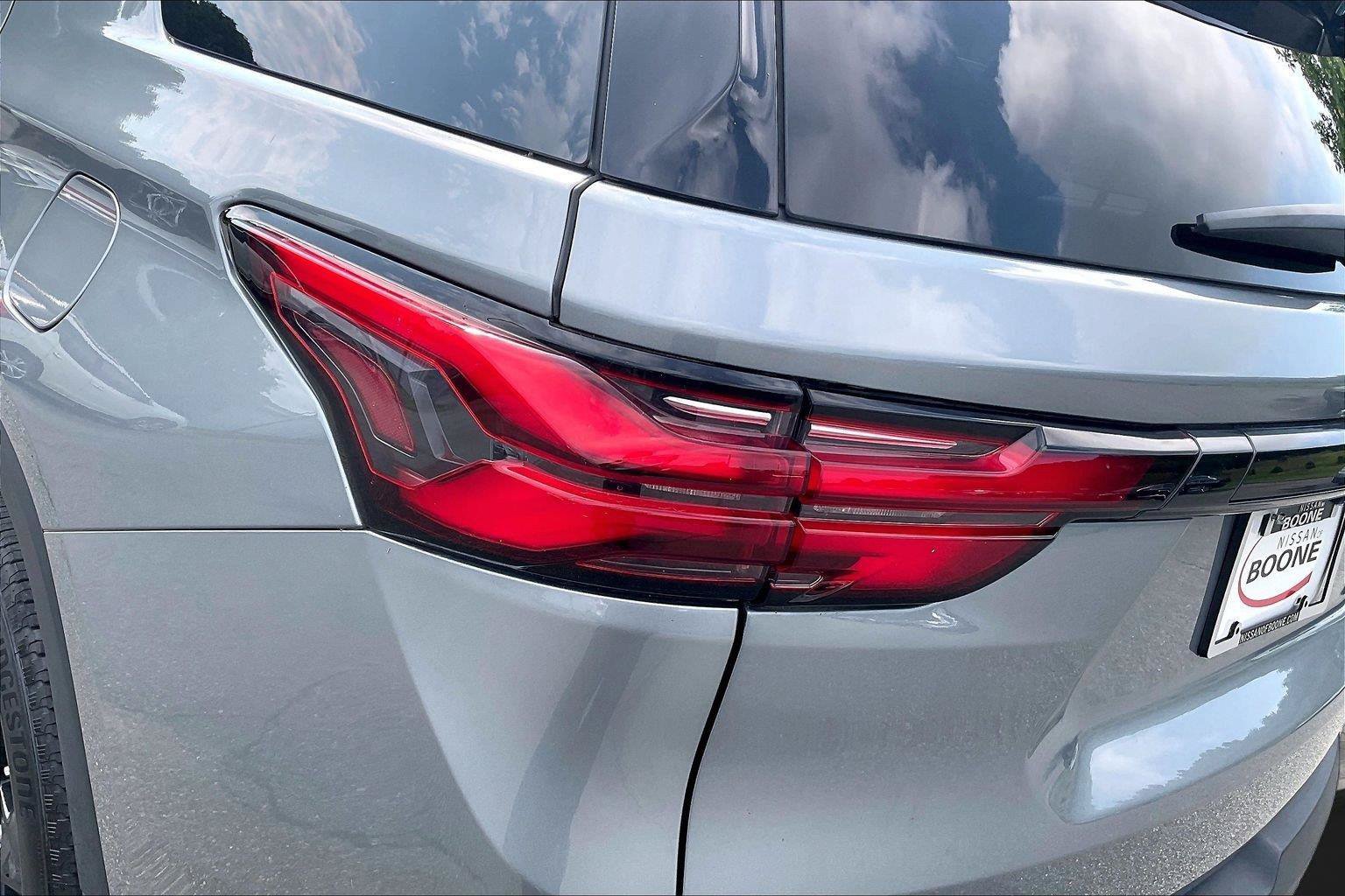 Used 2023 Chevrolet Traverse LT FWD image 30