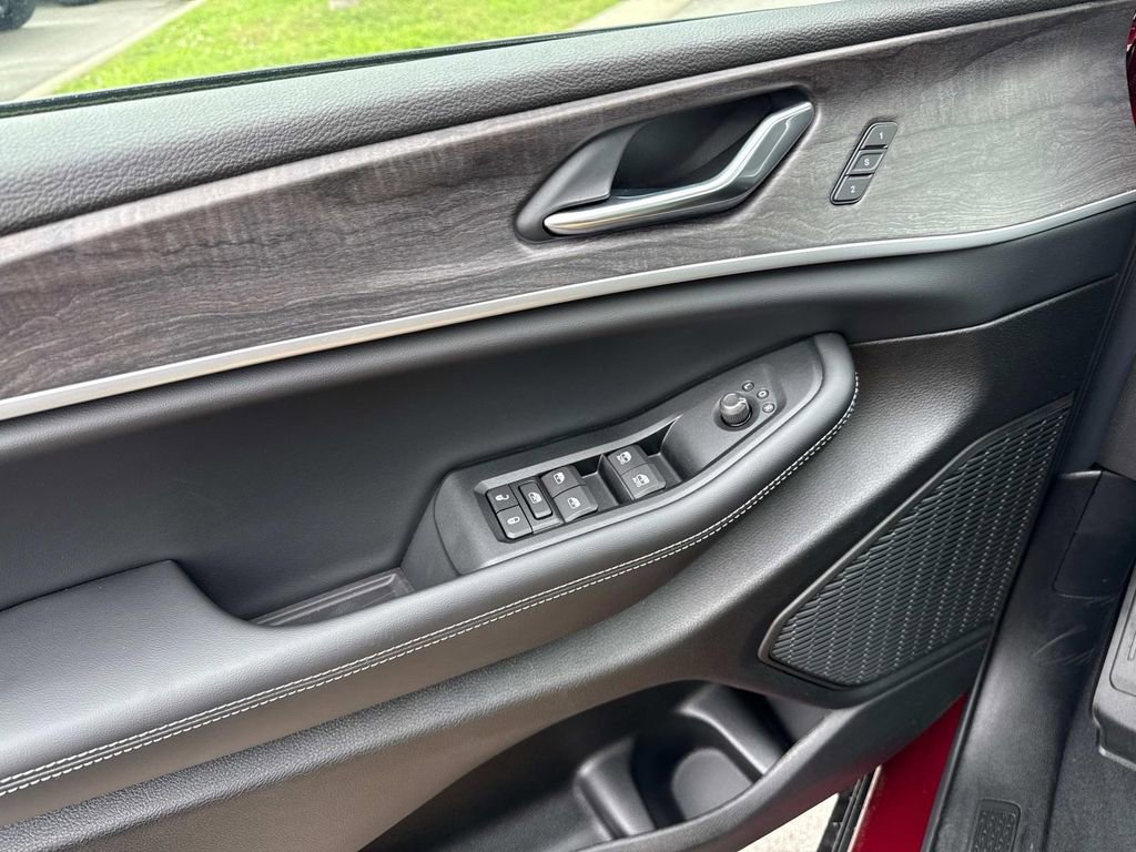 New 2025 Jeep Grand Cherokee Limited w/ Black Appearance Package AWD/4WD image 14