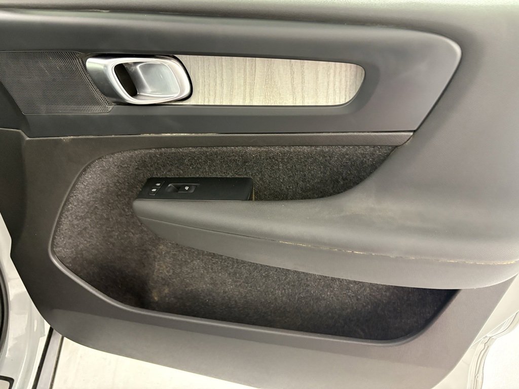 Used 2024 Volvo XC40 B5 Core image 39