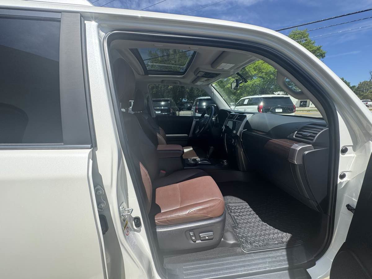 Used 2018 Toyota 4Runner SR5 AWD/4WD image 9