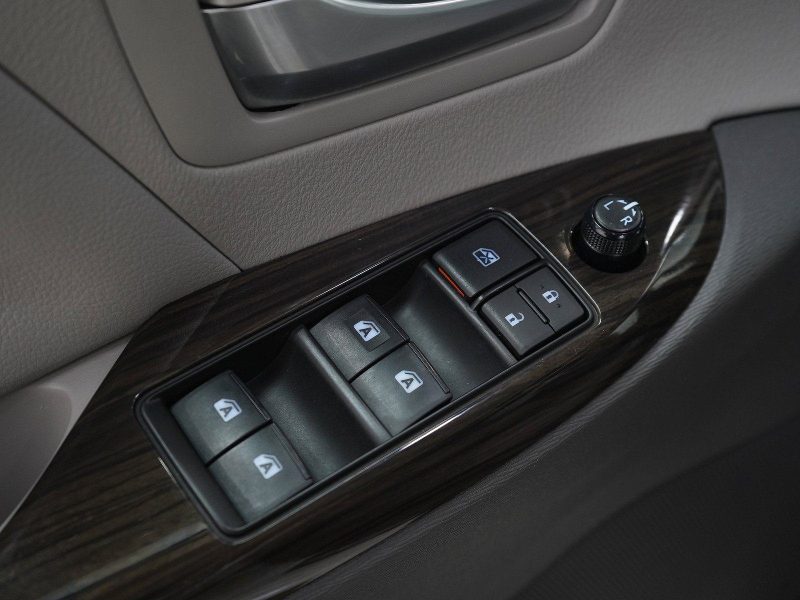 Used 2020 Toyota Sienna XLE Premium w/ Carpet Mat Package FWD image 23