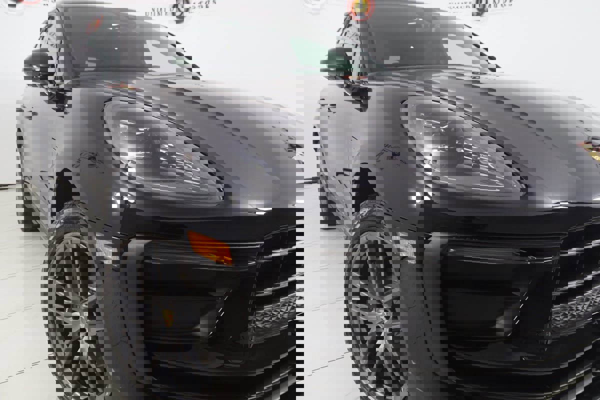 Used 2025 Porsche Macan image 21