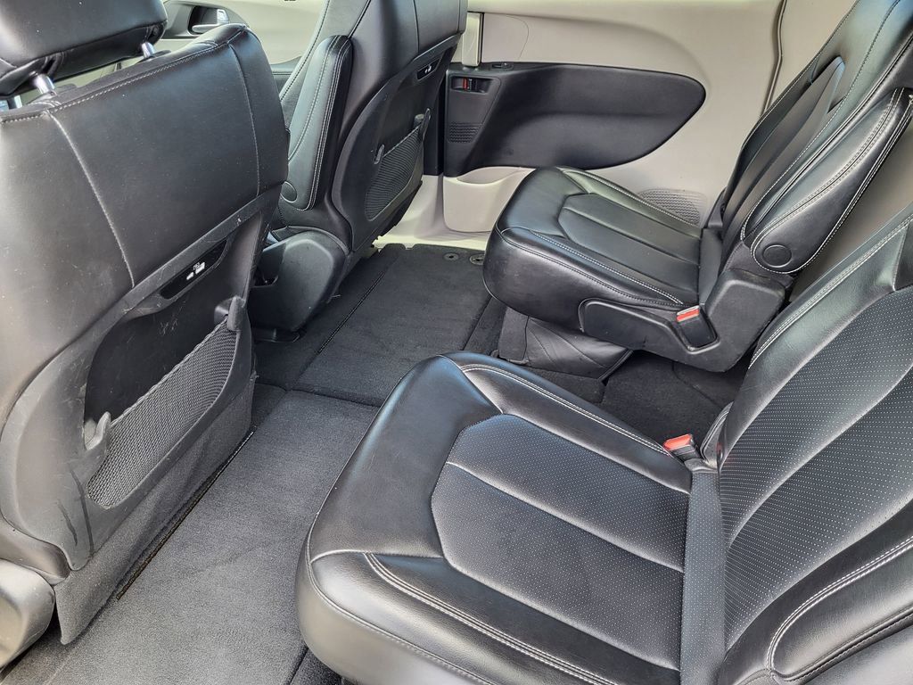 Used 2023 Chrysler Pacifica Touring-L FWD image 19