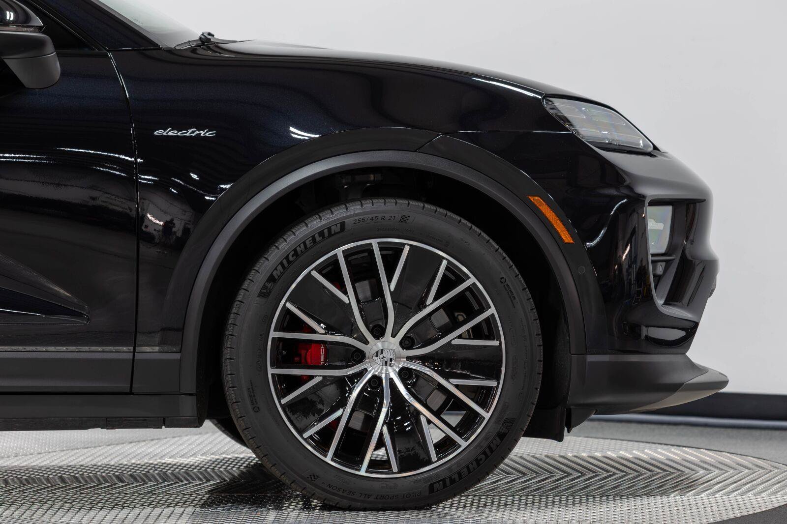 Used 2025 Porsche Macan 4S Electric AWD/4WD image 21
