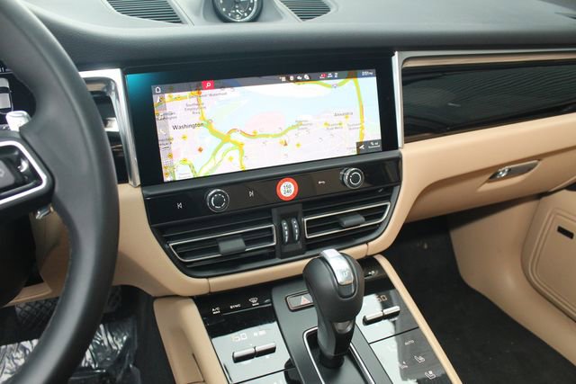Certified 2025 Porsche Macan image 18