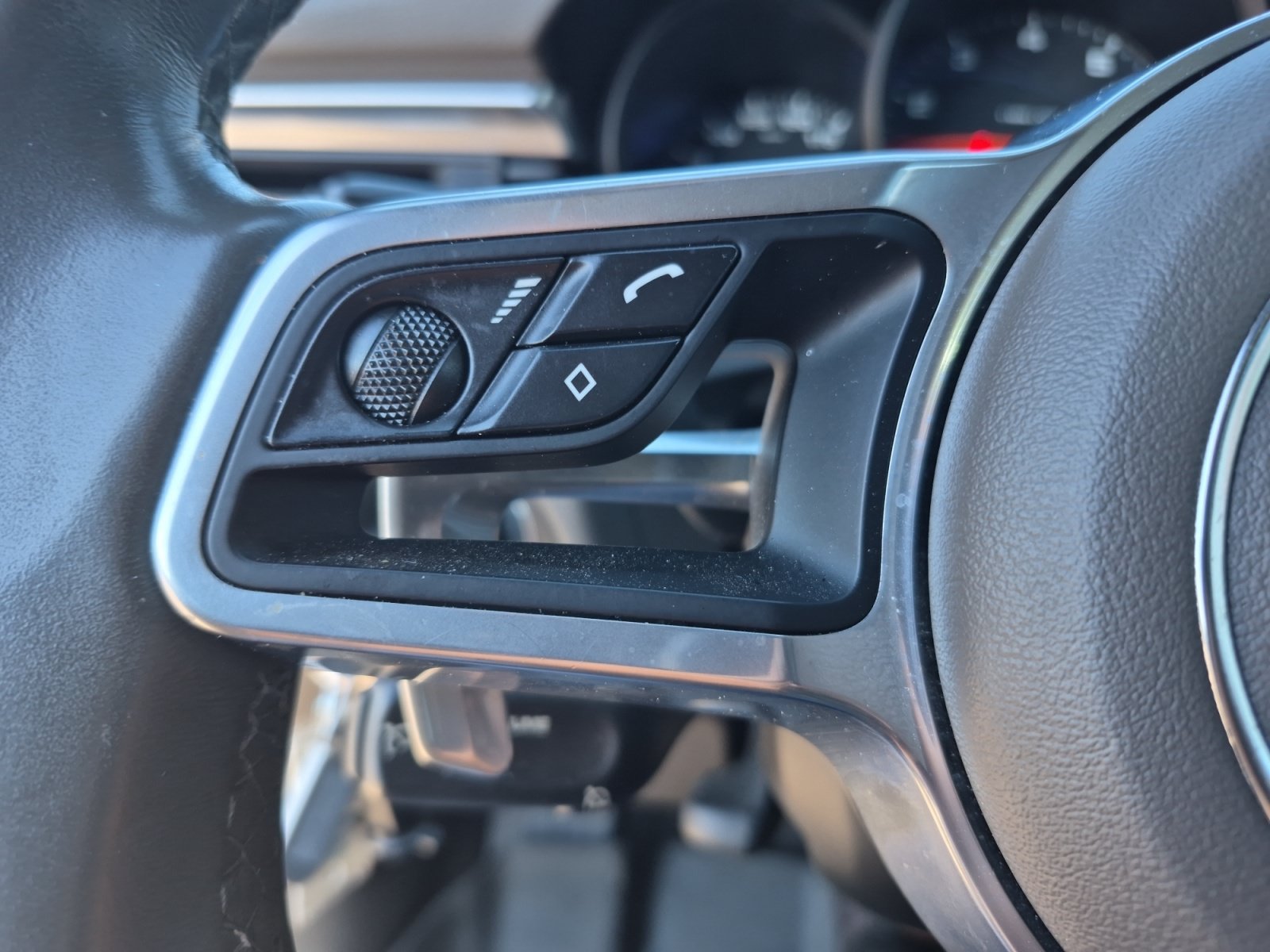 Used 2021 Porsche Macan AWD/4WD image 26