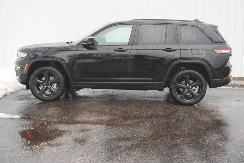 Used 2024 Jeep Grand Cherokee Limited w/ Black Appearance Package image 3