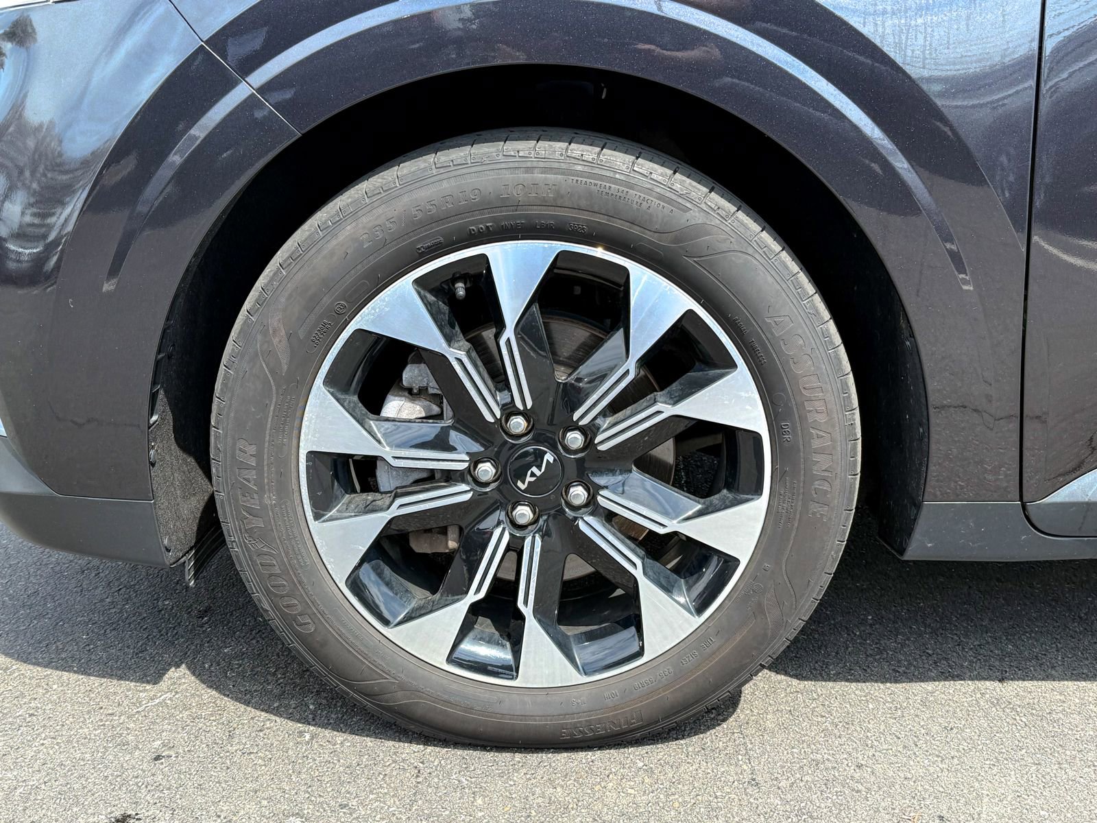 Used 2024 Kia Carnival EX FWD image 11