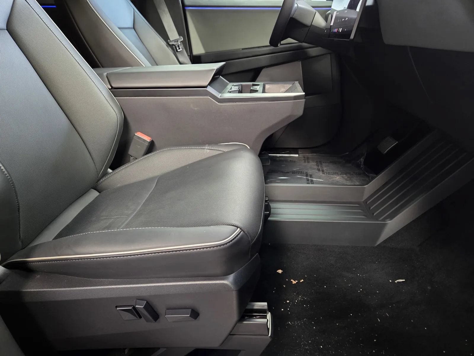 Used 2025 Tesla Cybertruck AWD Crew Cab image 7