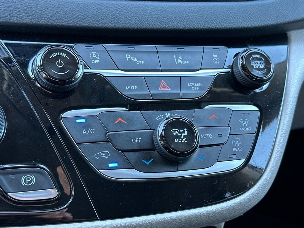 Used 2023 Chrysler Pacifica Touring-L image 21