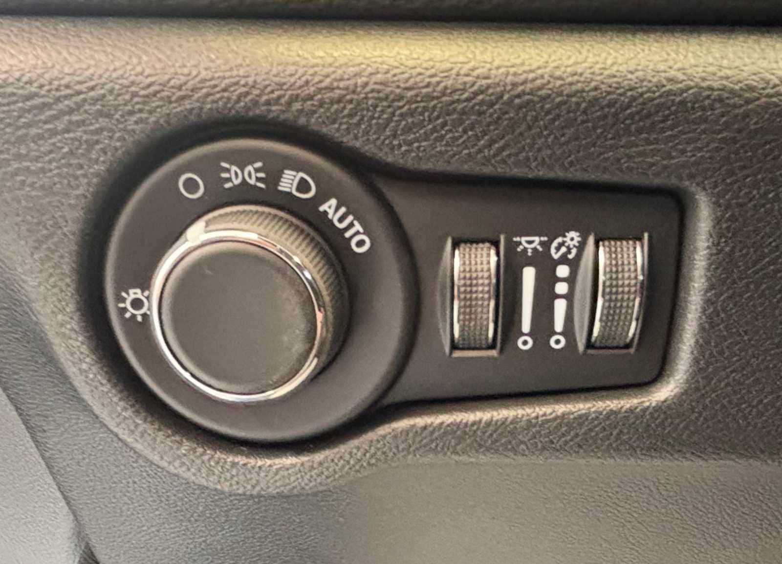 New 2027 Chrysler Pacifica Select FWD image 19