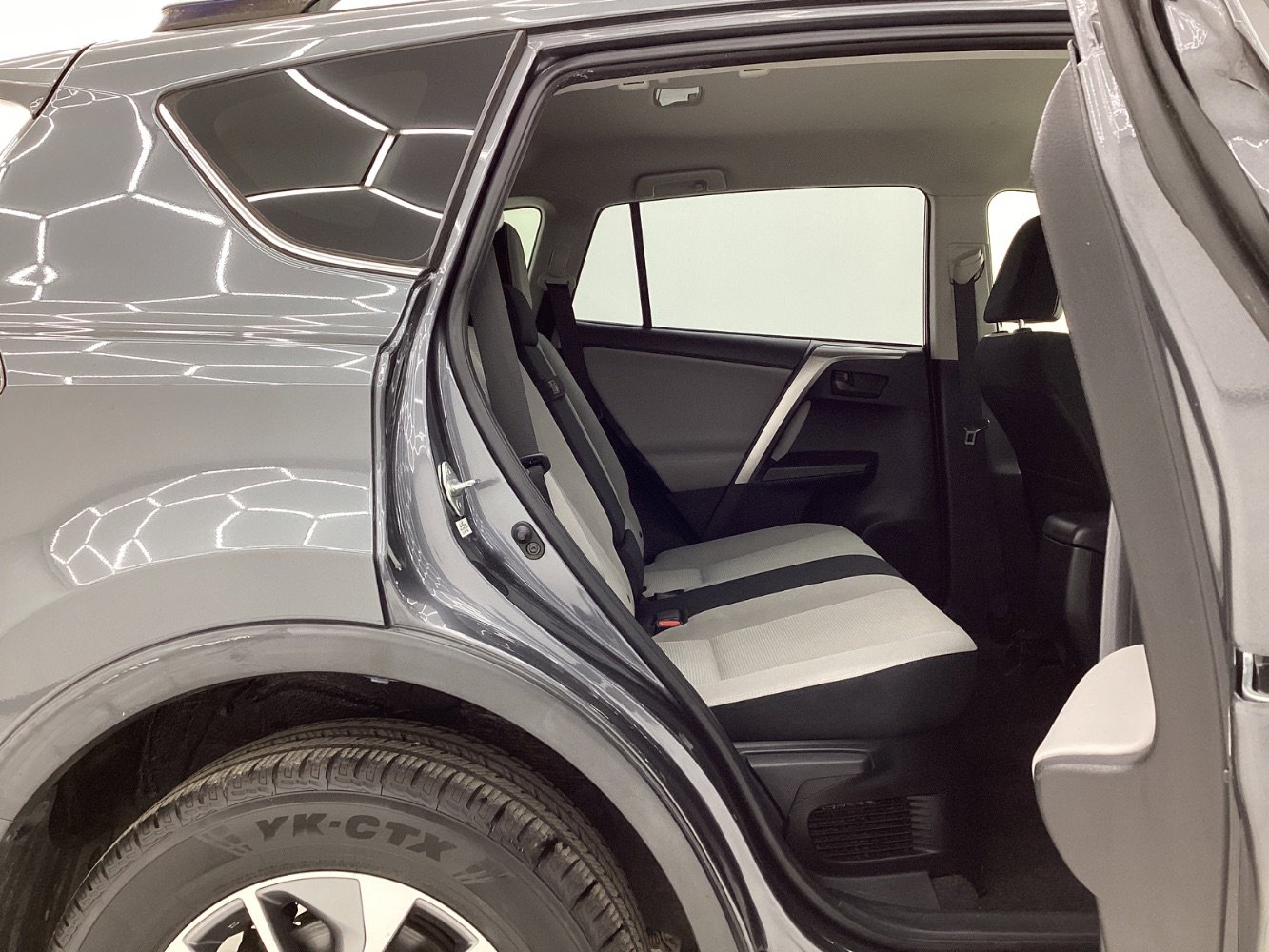 Used 2018 Toyota RAV4 LE image 21