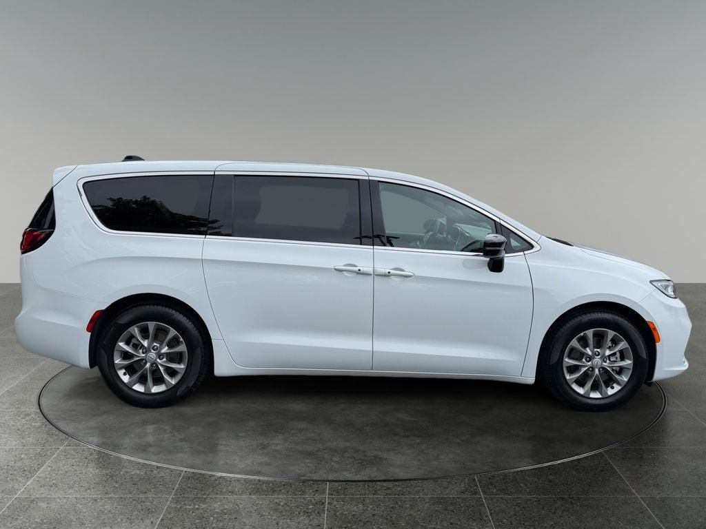 Used 2026 Chrysler Pacifica Limited FWD image 9