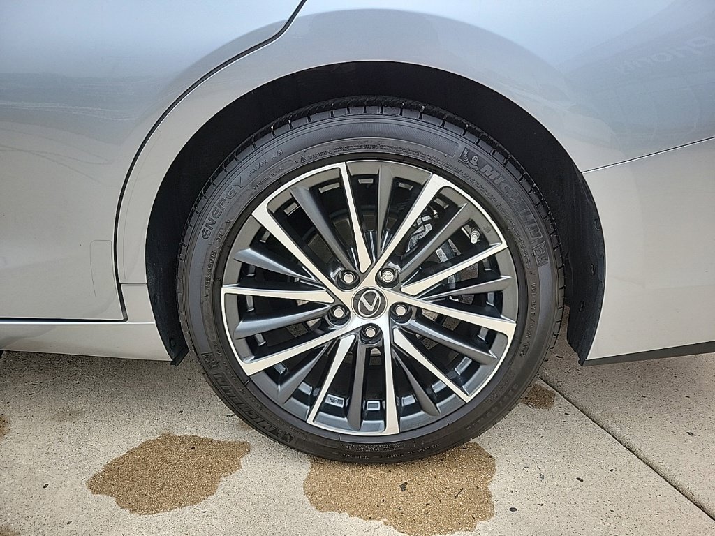 Used 2025 Lexus ES 350 w/ Premium Package FWD image 9