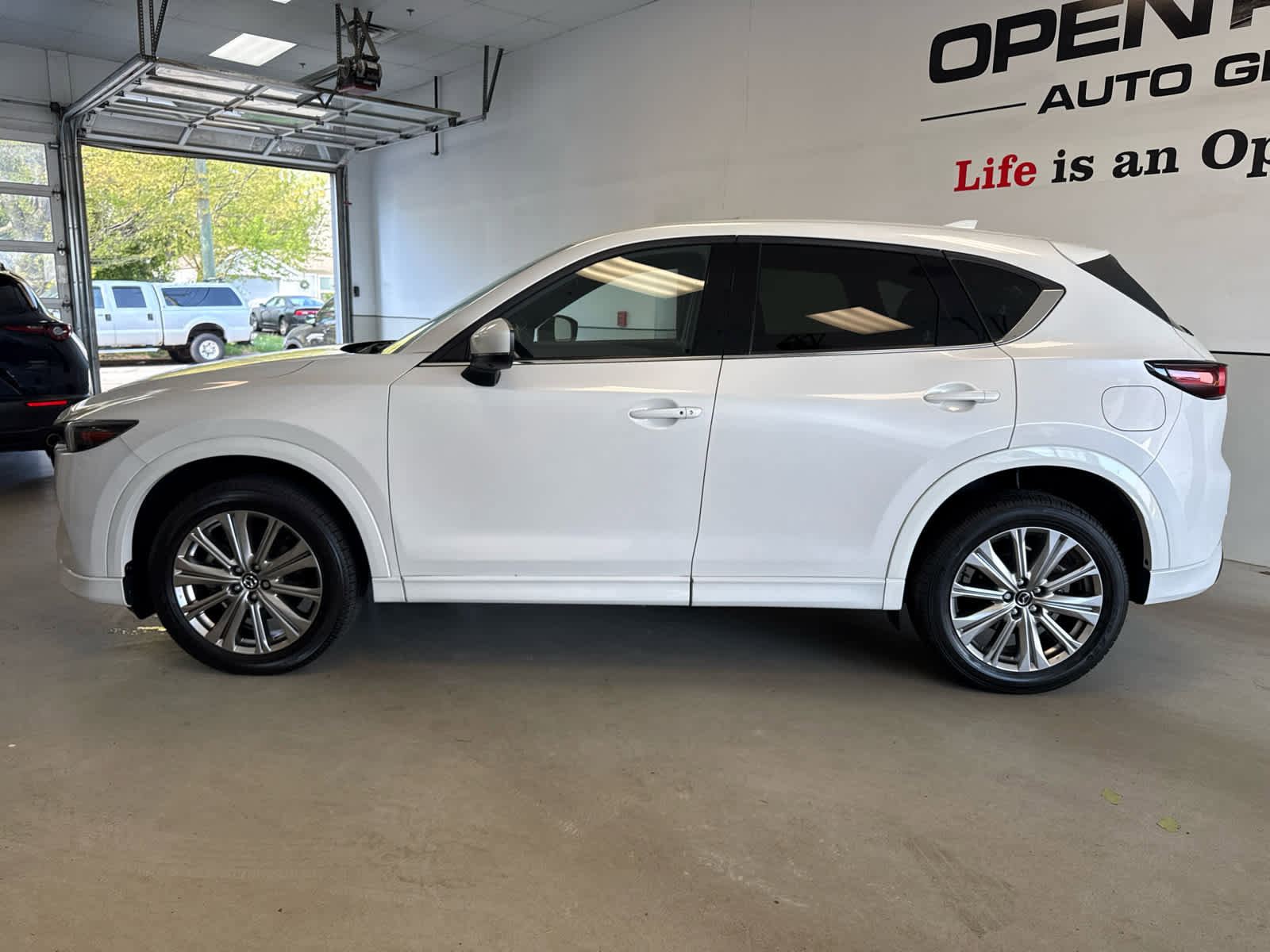 Used 2023 MAZDA CX-5 Signature AWD/4WD image 3