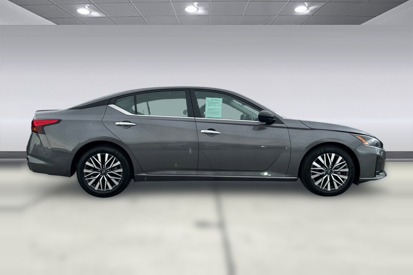 Used 2025 Nissan Altima 2.5 SV image 2