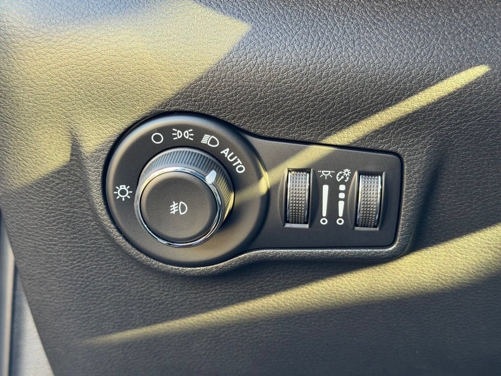 New 2026 Jeep Compass Latitude w/ Sun and Sound Group AWD/4WD image 22