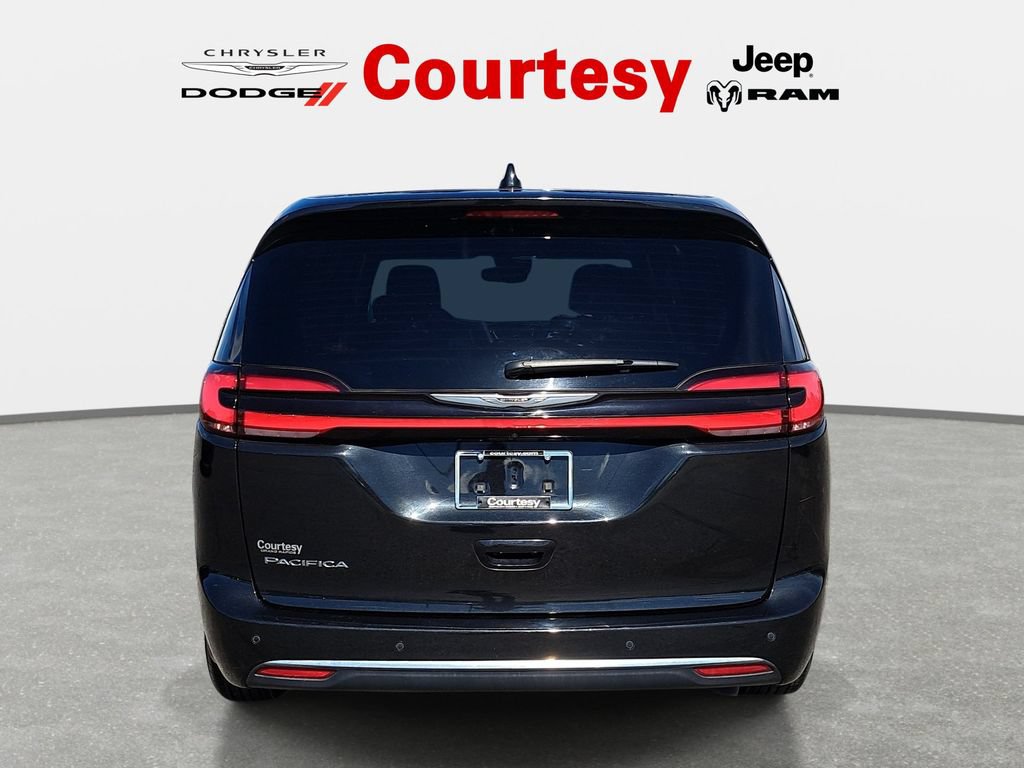 Used 2023 Chrysler Pacifica Touring FWD image 5