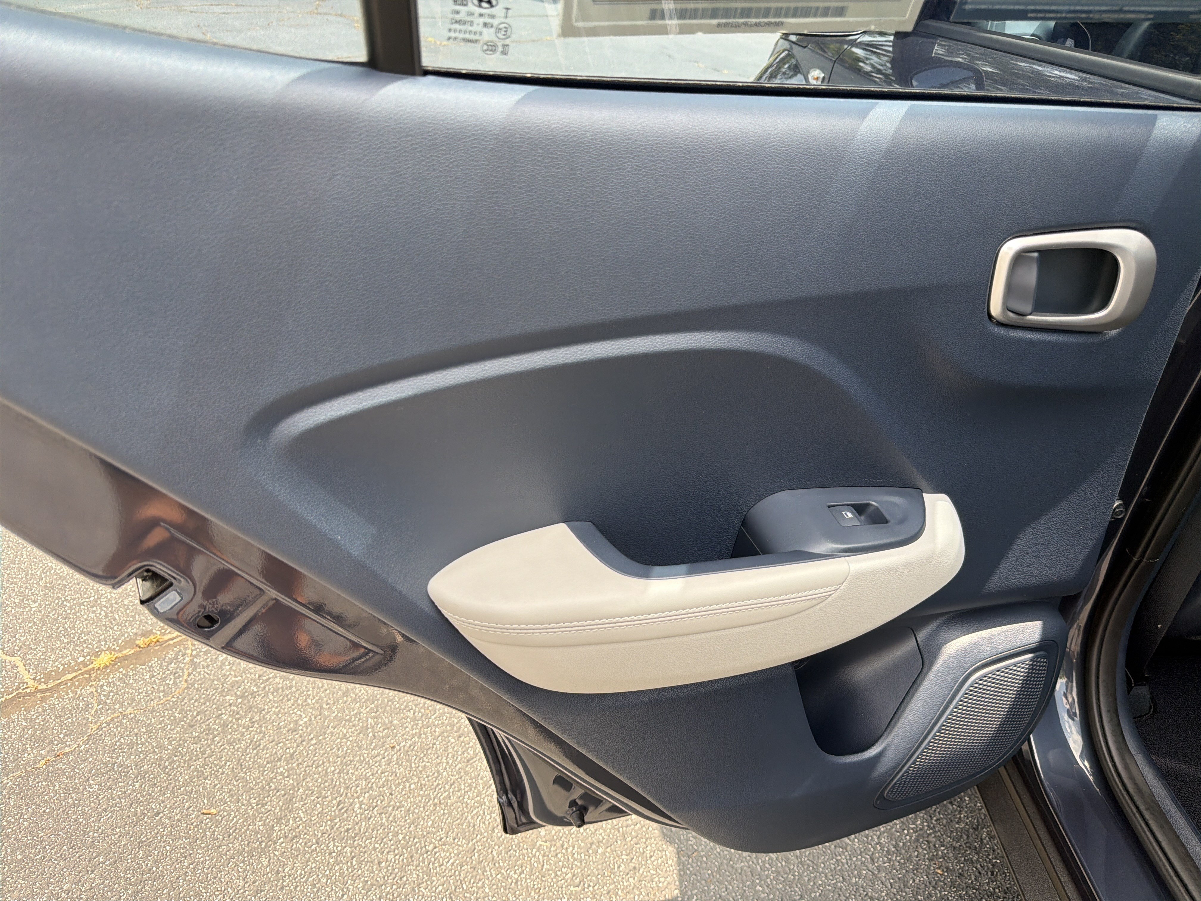 Used 2023 Hyundai Venue Limited FWD image 21