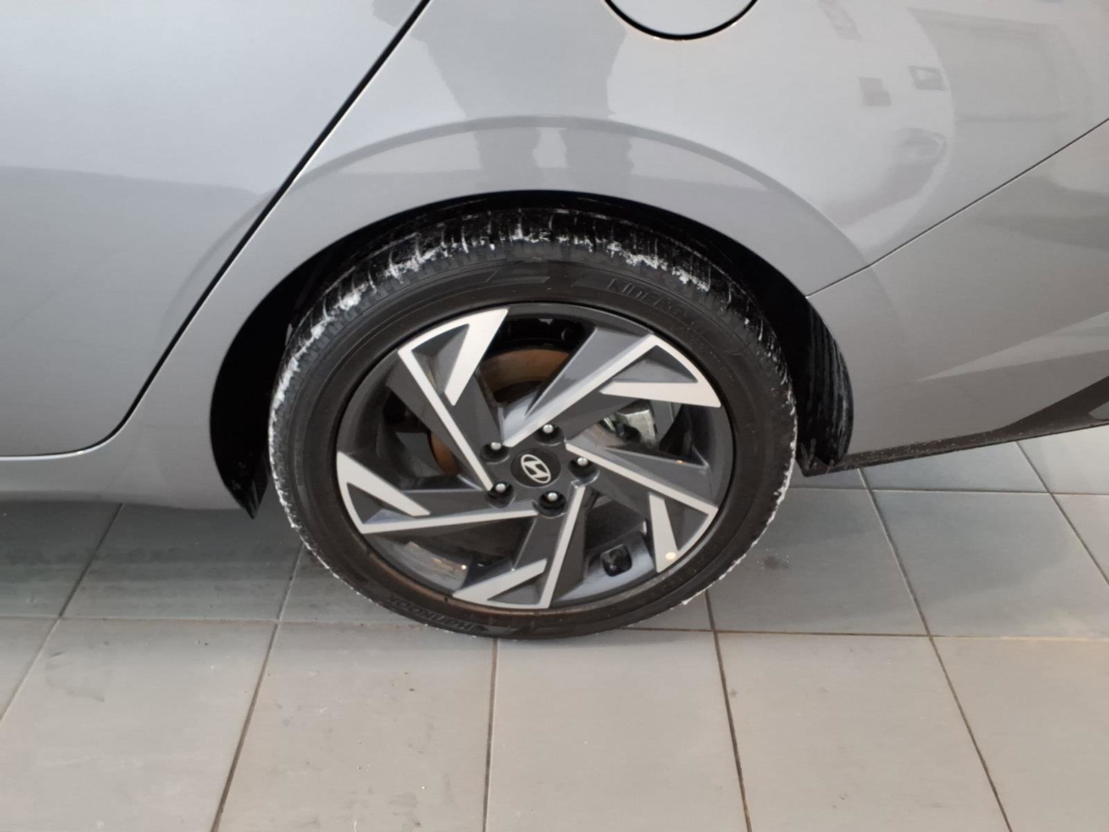 Certified 2025 Hyundai Elantra Limited image 17