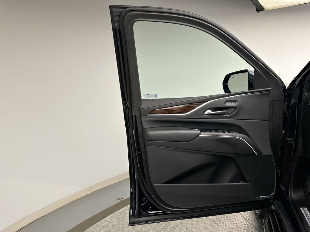 Used 2023 Cadillac Escalade Premium Luxury AWD/4WD image 22