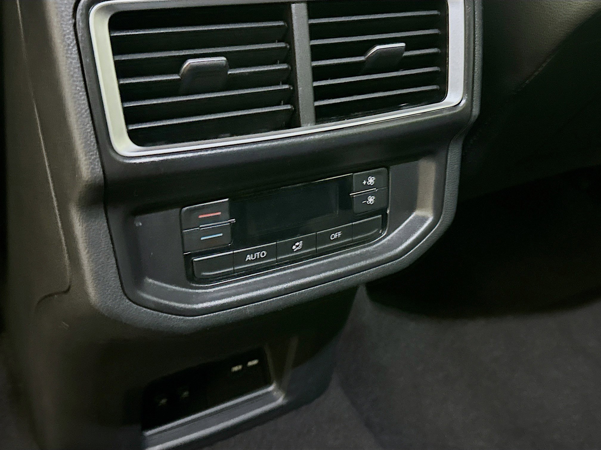 Used 2025 Volkswagen Atlas SE image 27