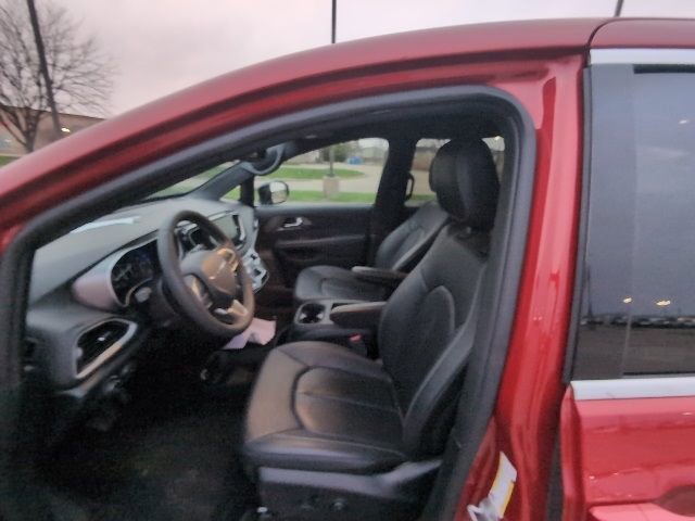 Used 2025 Chrysler Pacifica Select image 11
