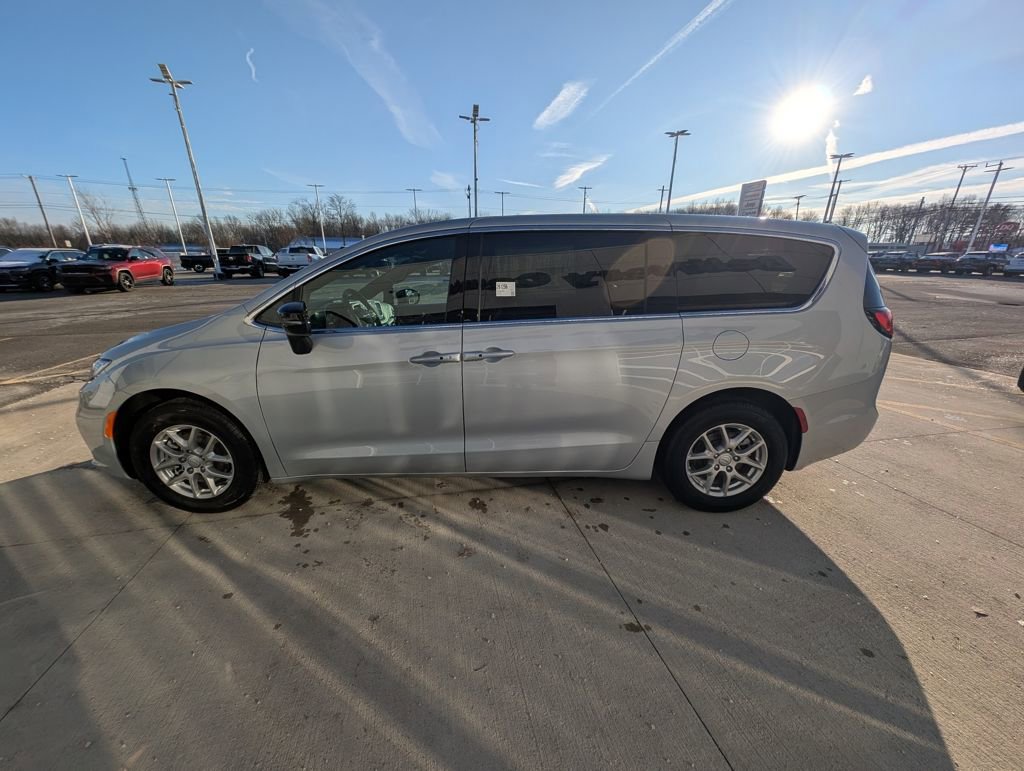 New 2026 Chrysler Pacifica Select image 7
