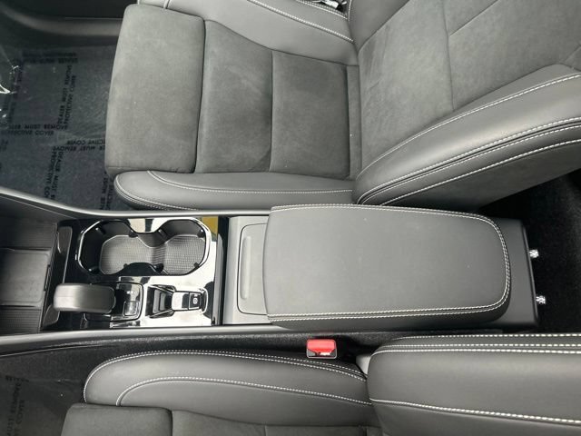 Certified 2025 Volvo XC40 B5 Plus AWD/4WD image 27