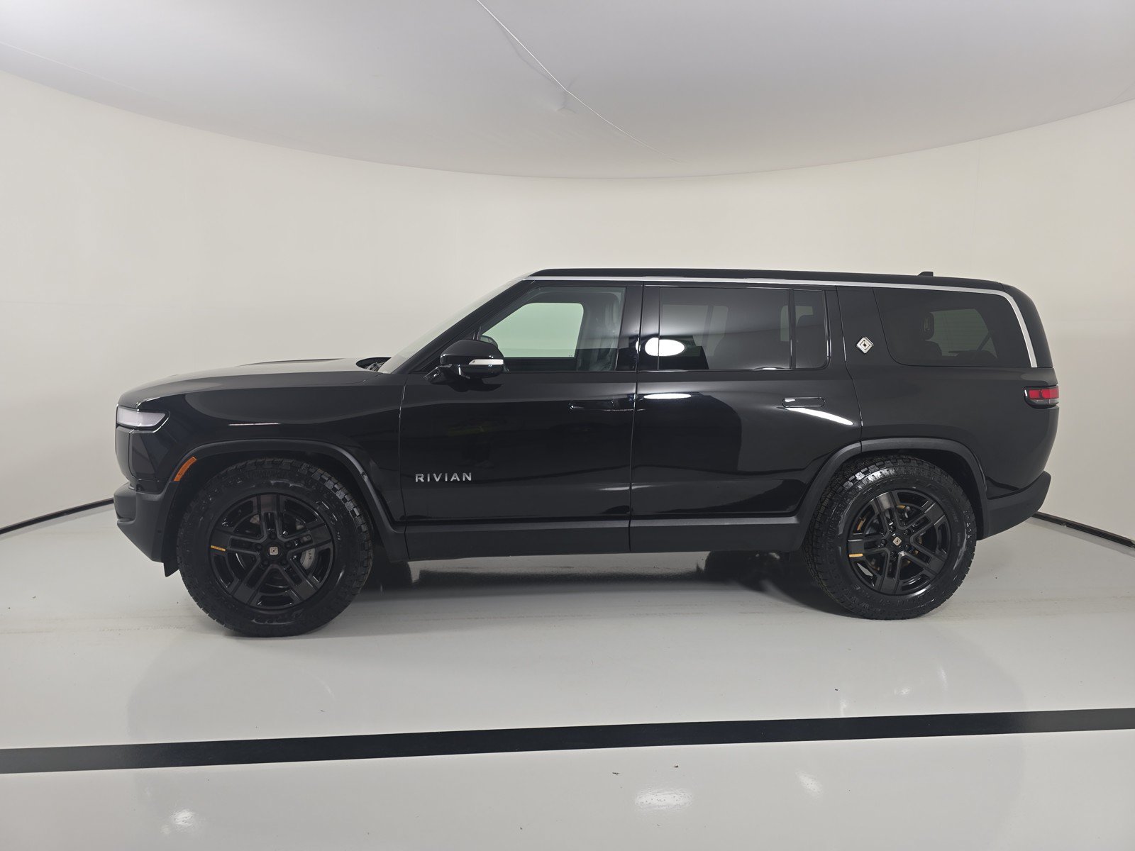 Used 2024 Rivian R1S Adventure AWD/4WD image 2