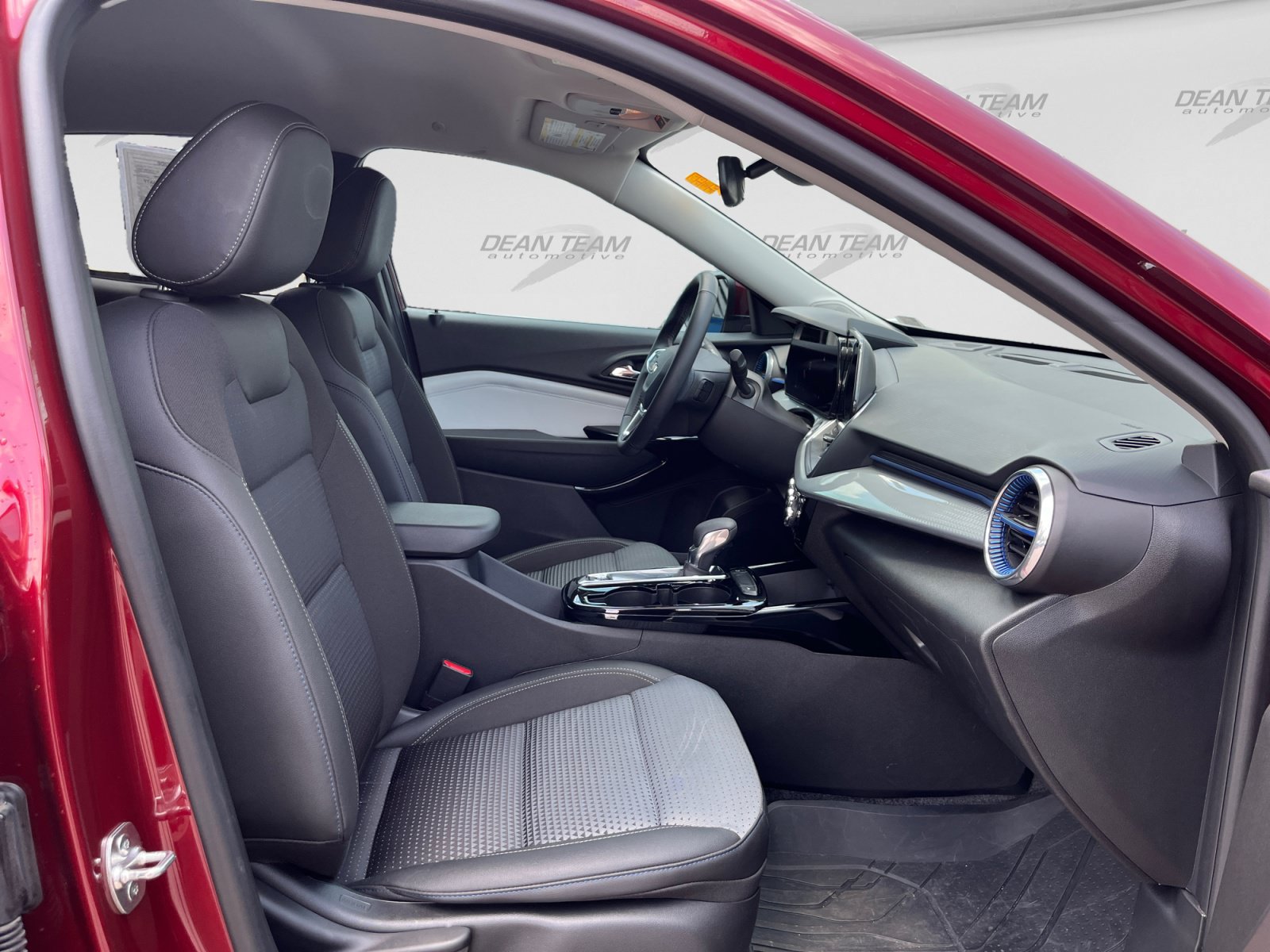 Used 2024 Chevrolet Trax LT w/ Driver Confidence Package FWD image 16