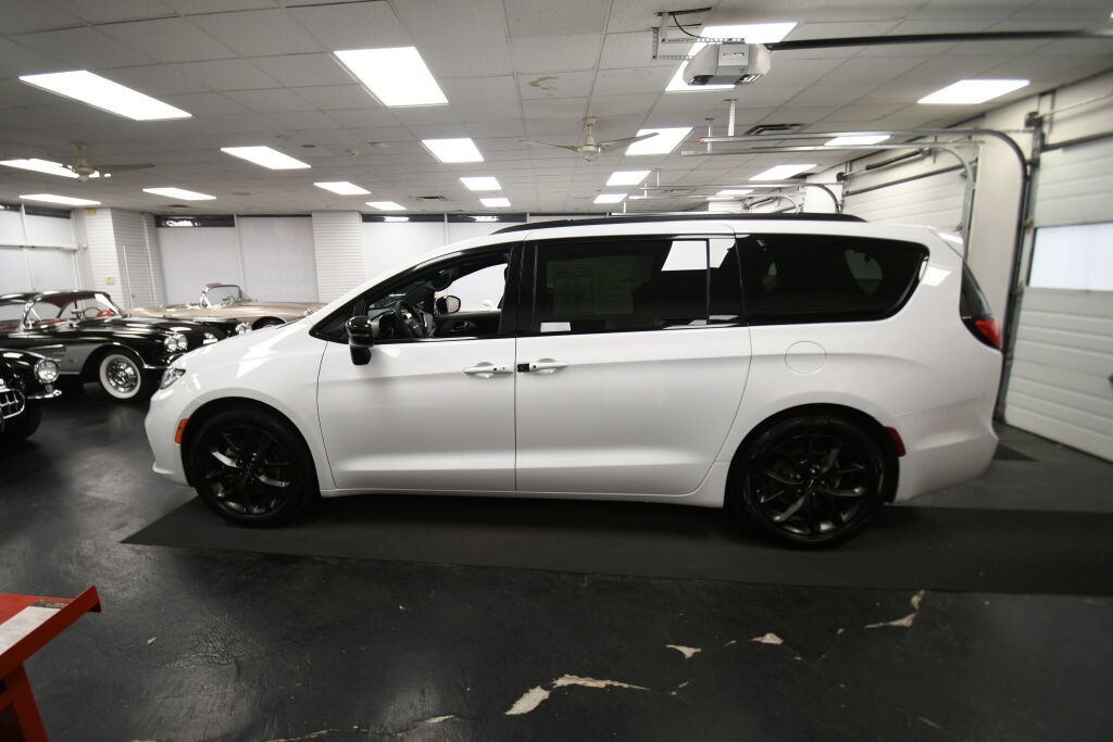 Used 2025 Chrysler Pacifica Limited FWD image 5