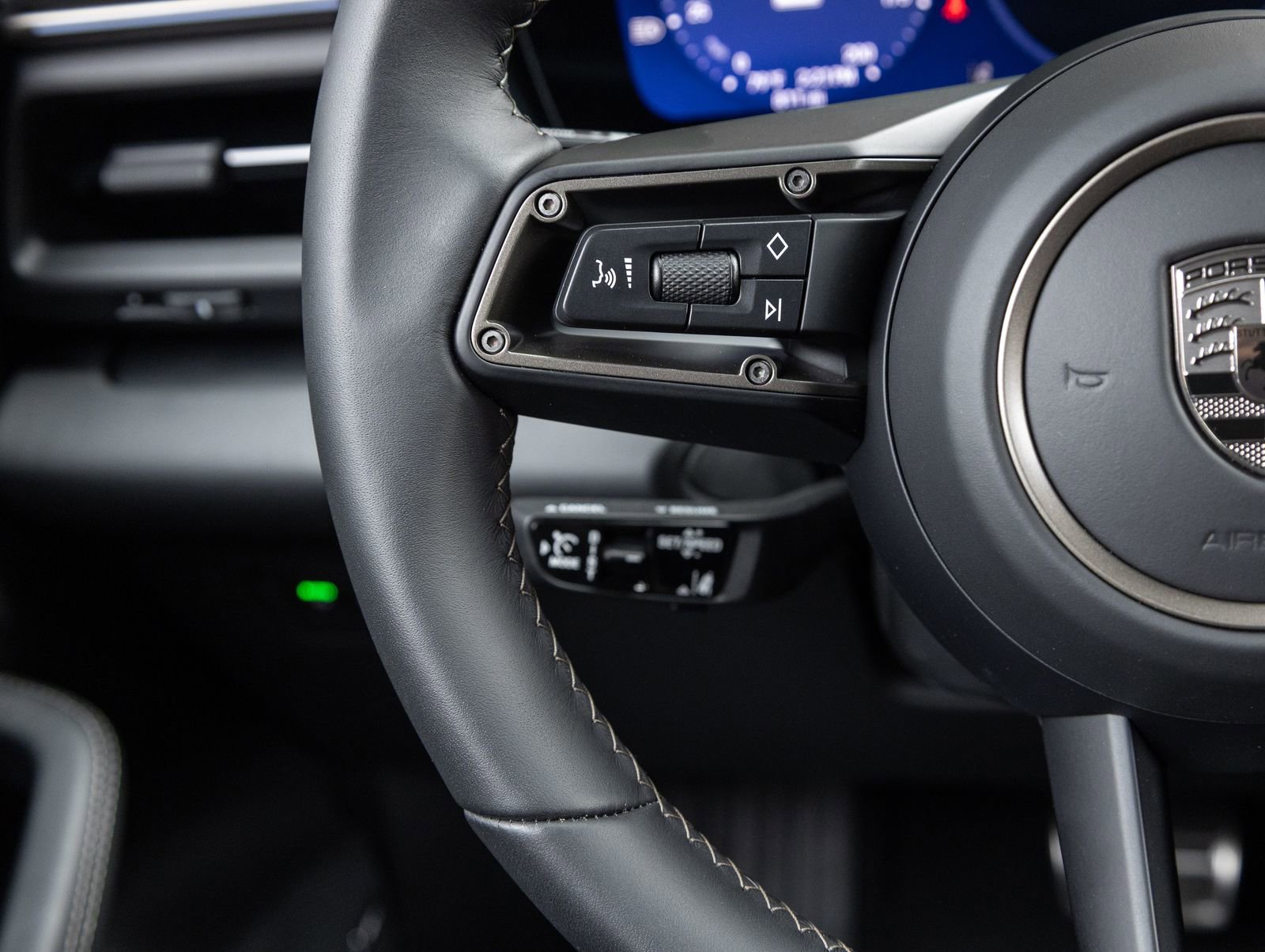 Certified 2025 Porsche Macan Turbo Electric AWD/4WD image 15