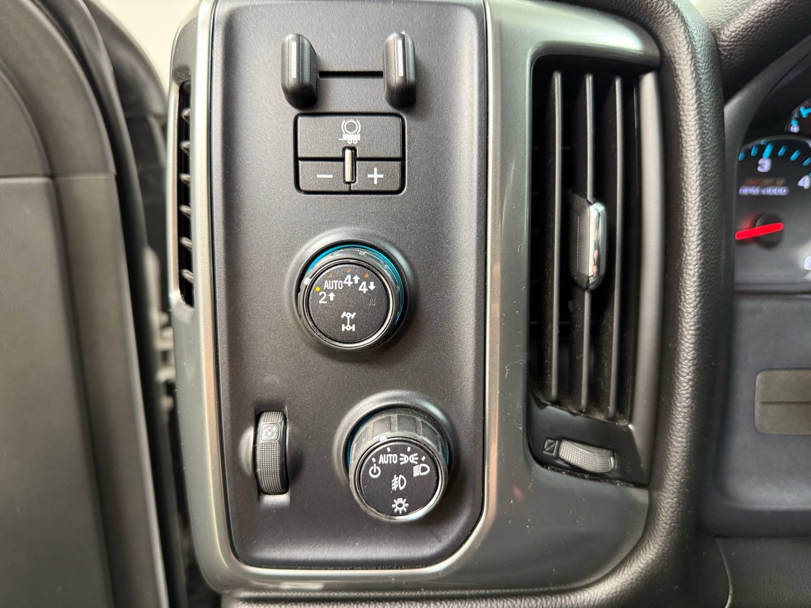 Used 2018 Chevrolet Silverado 1500 LT w/ All Star Edition AWD/4WD image 12