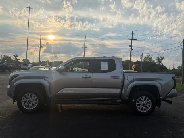 Used 2025 Toyota Tacoma SR5 AWD/4WD image 4