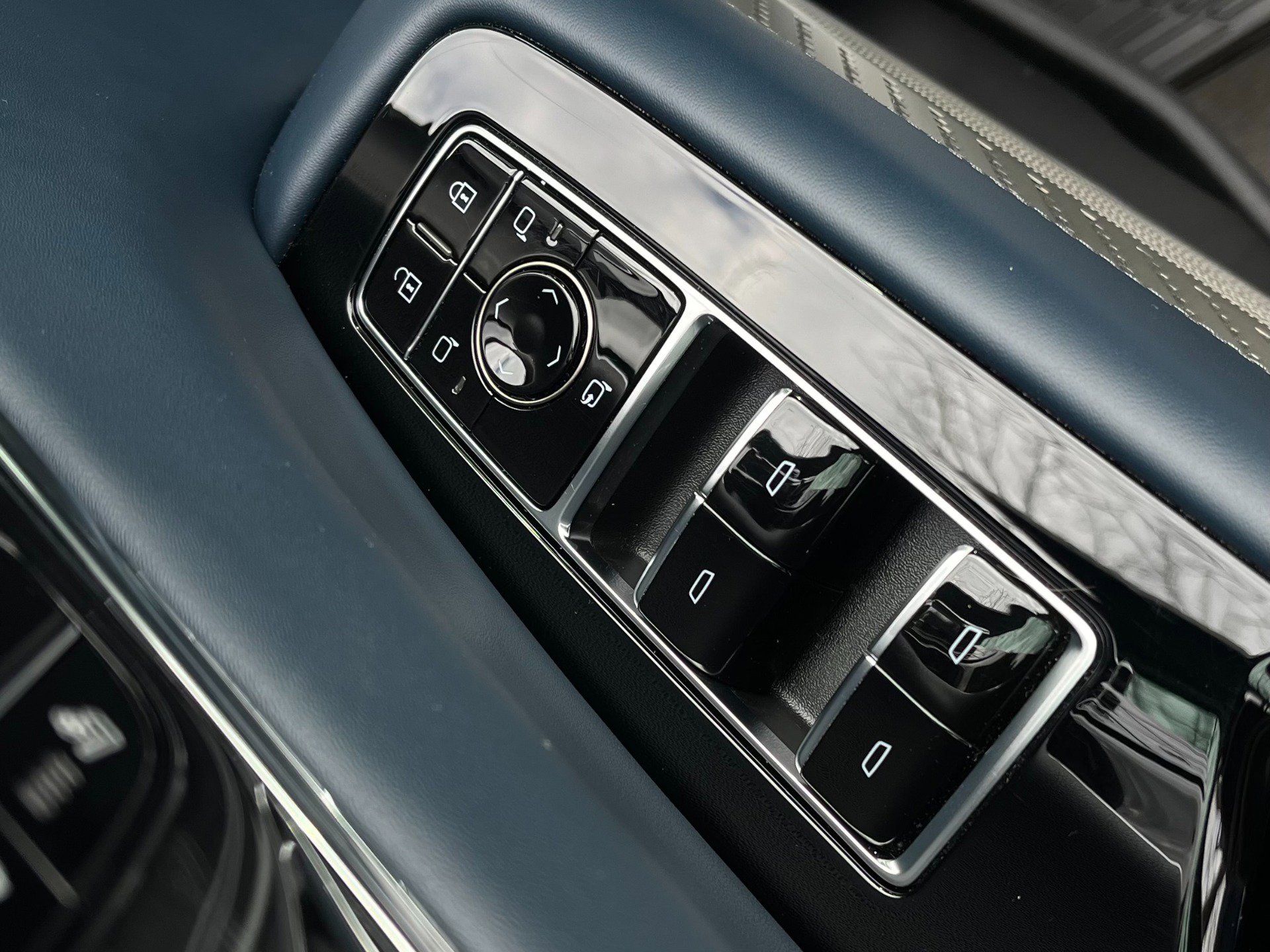 Used 2025 Cadillac Escalade IQ Luxury 2 image 30