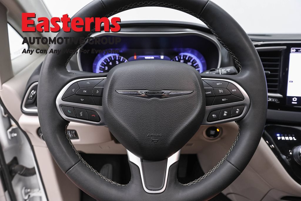 Used 2023 Chrysler Pacifica Touring-L FWD image 10