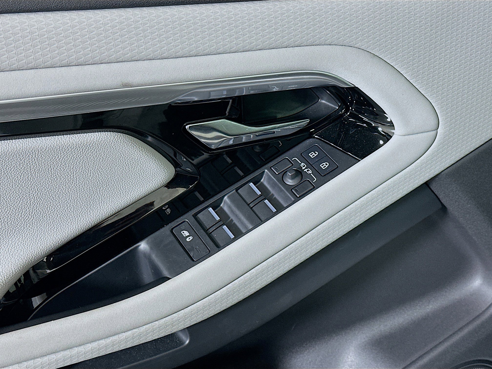 Used 2023 Land Rover Range Rover Evoque R-Dynamic S image 15