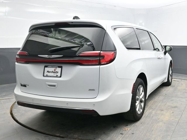 Used 2023 Chrysler Pacifica Touring-L image 6