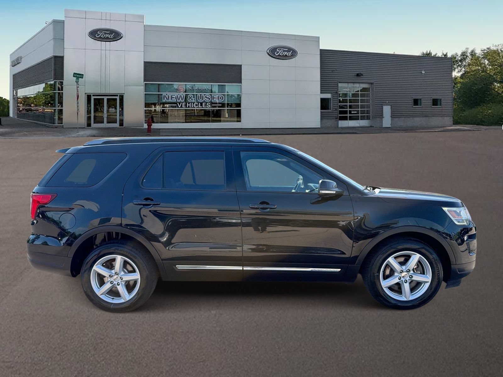 Used 2018 Ford Explorer XLT w/ Equipment Group 202A FWD image 12