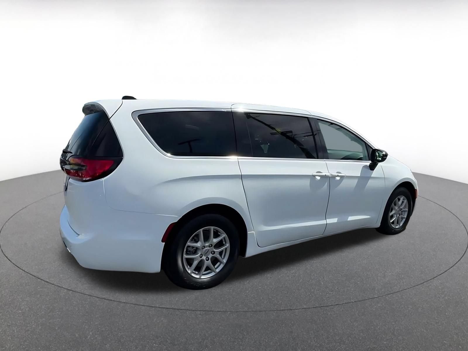 Used 2024 Chrysler Pacifica Touring-L FWD image 14