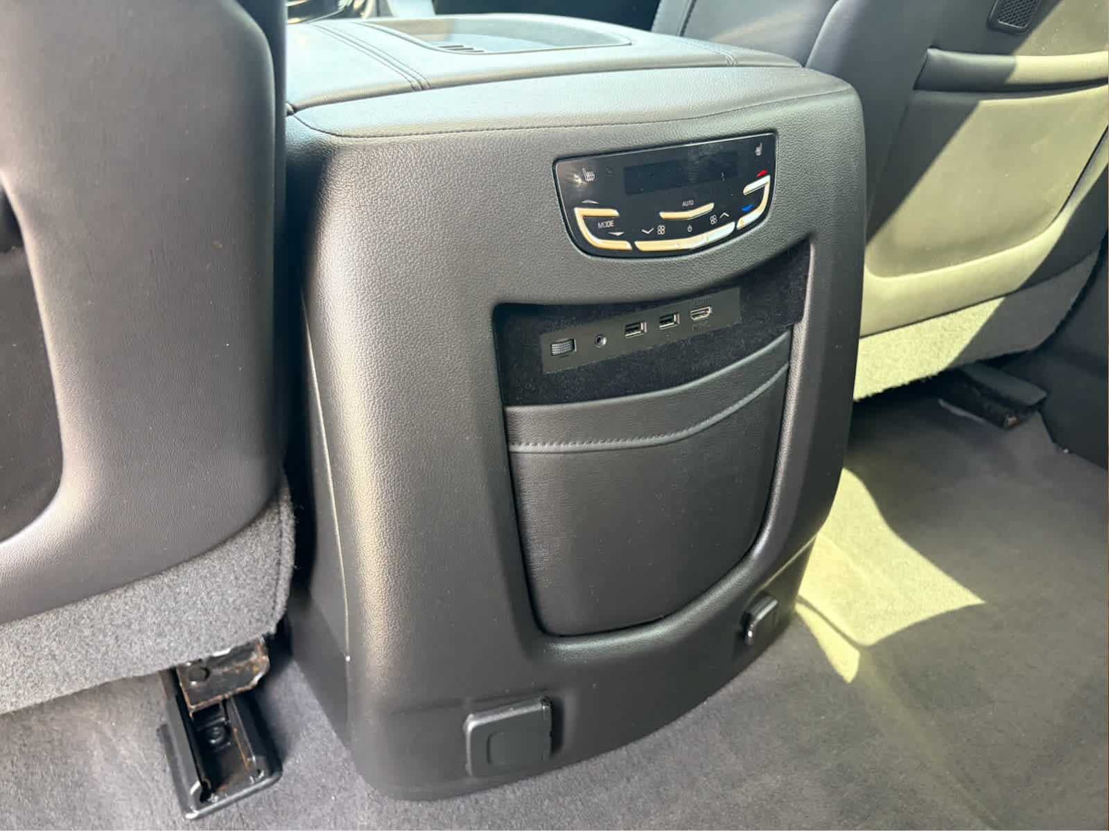 Used 2020 Cadillac Escalade ESV Luxury w/ Escalade Sport Edition AWD/4WD image 26