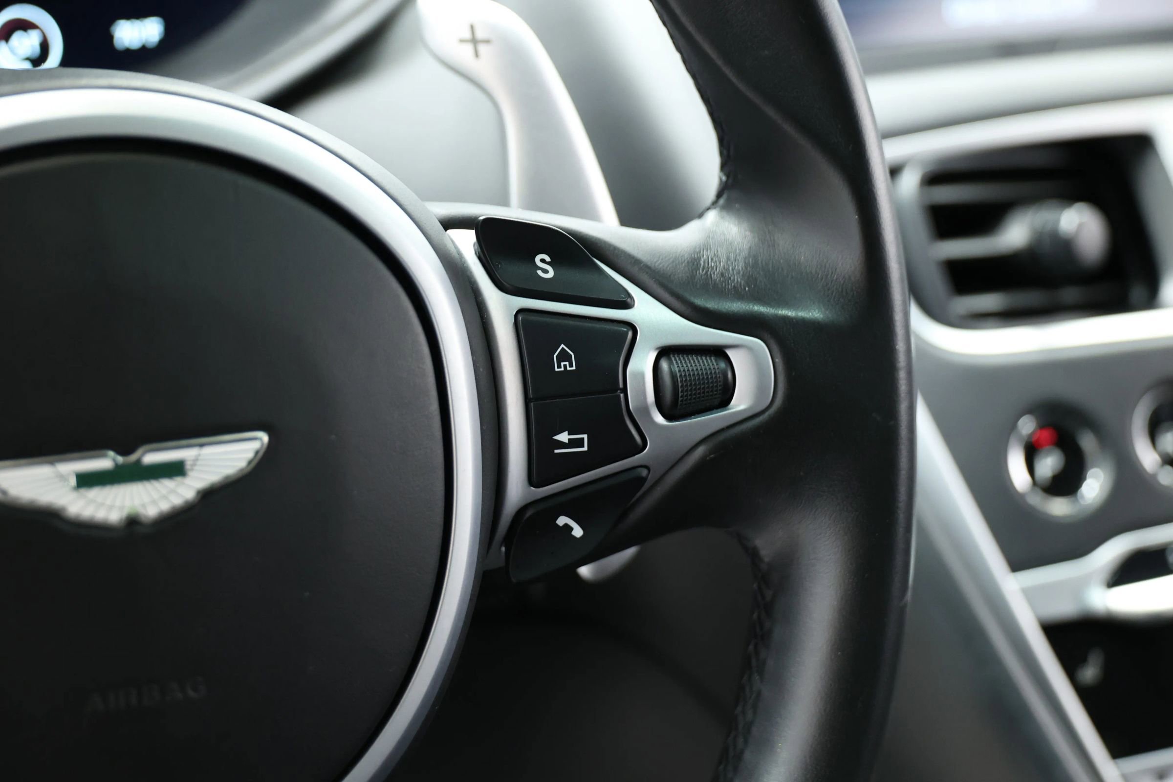 Used 2018 Aston Martin DB11 Coupe image 23