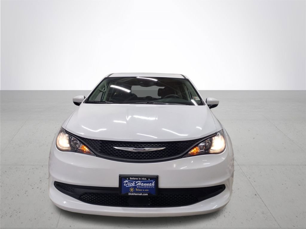 Used 2023 Chrysler Voyager LX image 3